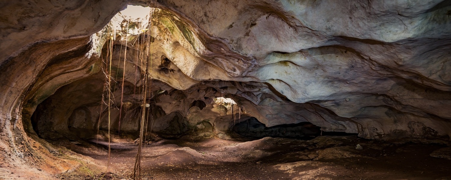 Salle des puits de lumière dans la grotte de San Ambrosio